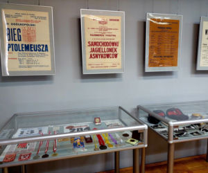 Sportowe pamiątki kaliszan na wystawie w bibliotece