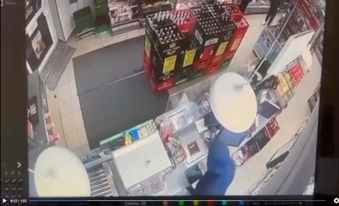Jest nagranie z krwawego napadu na sklep w Kobyłce. W ruch poszedł nóż [WIDEO]