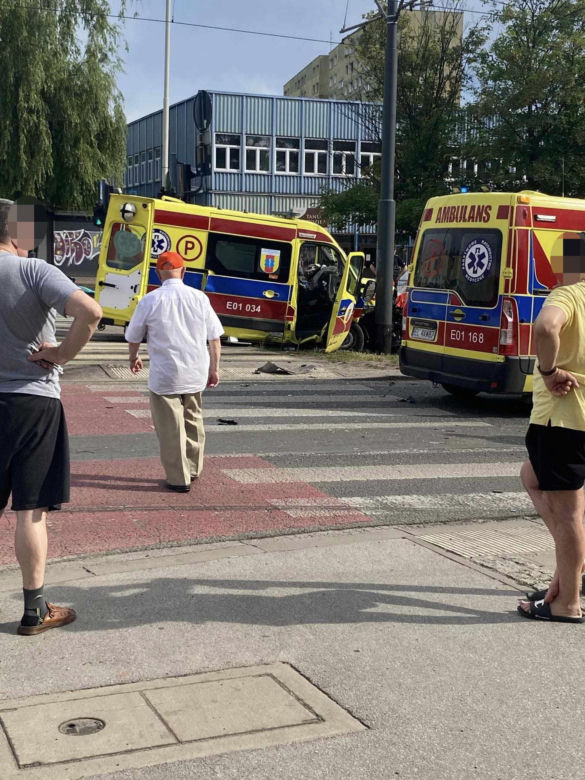 Łódź. Fatalny wypadek karetki! Kilka osób zabranych do szpitala [ZDJĘCIA]