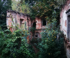 MROCZNY dwór w Małopolsce. TAJEMNICZE ruiny zamieszkują duchy? Sprawdź [ZDJĘCIA]