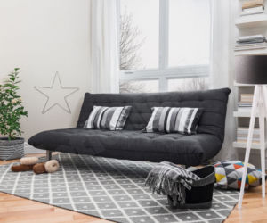 Lampa podłogowa z czarnym kloszem