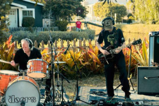 Członkowie The Doors zagrali Riders on the Storm. Dołączyli do nich muzycy z całego świata