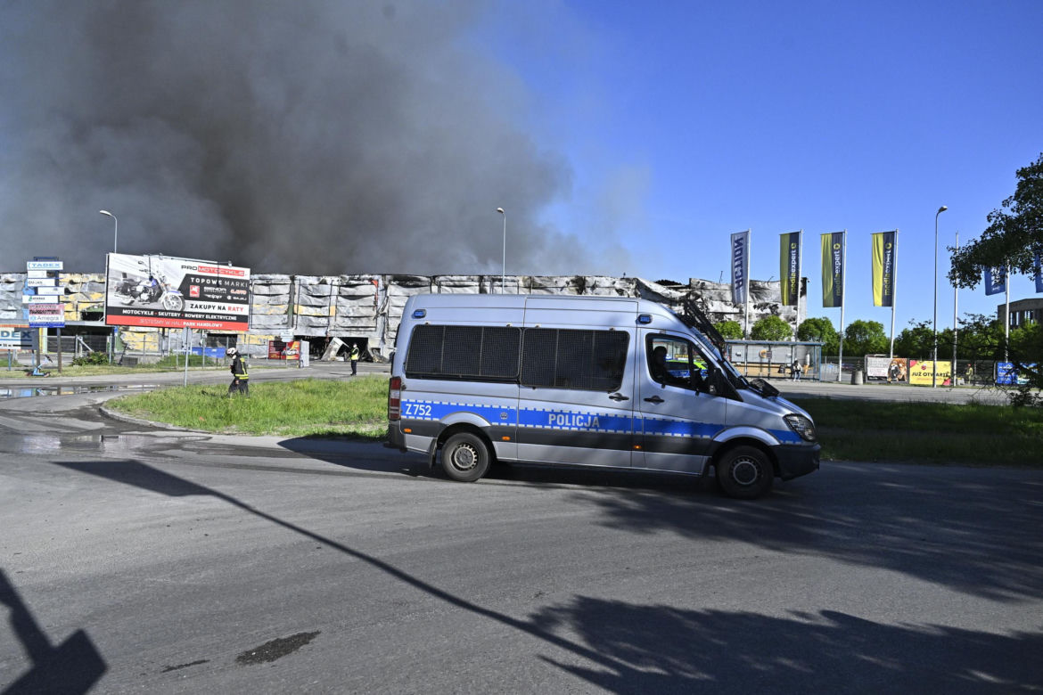 Zgliszcza kompleksu handlowego w Warszawie  