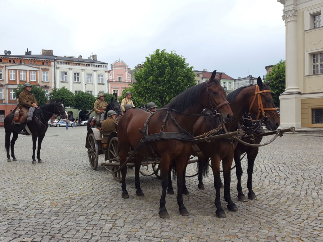 Przybyli ułani... świętować na Rynku w Lesznie