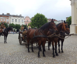Przybyli ułani... świętować na Rynku w Lesznie