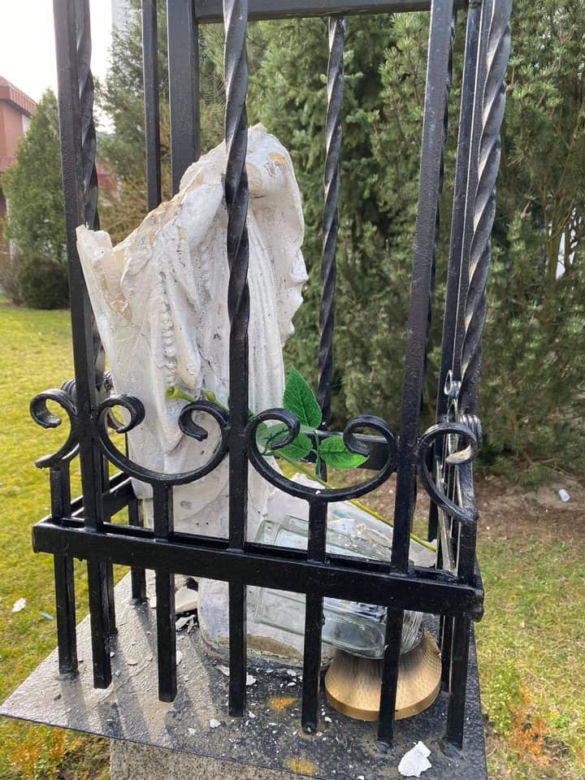 Koszalin. Obrzydliwi wandale zdewastowali kapliczkę! Figura ma wartość historyczną 