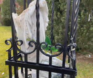 Koszalin. Obrzydliwi wandale zdewastowali kapliczkę! Figura ma wartość historyczną 