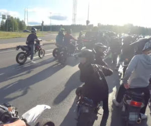 Fiński policjant i nastolatek na skuterze