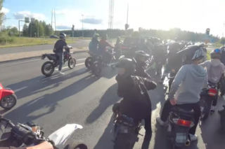 Fiński policjant i nastolatek na skuterze