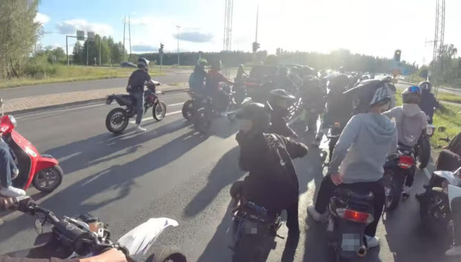 Fiński policjant i nastolatek na skuterze