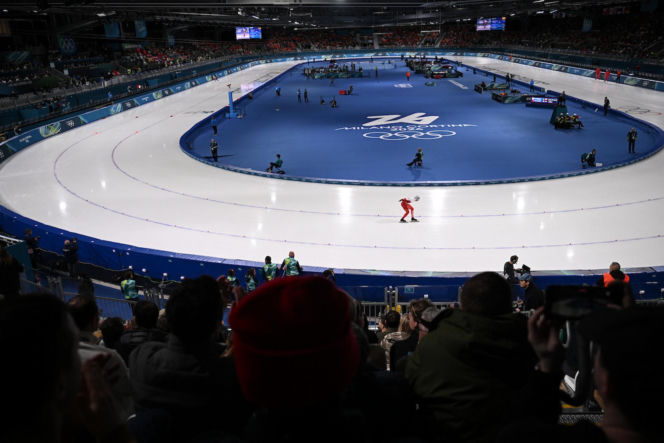 Panczenista Władimir Siemirunnij po biegu na 10 km, który dał mu srebrny medal olimpijski