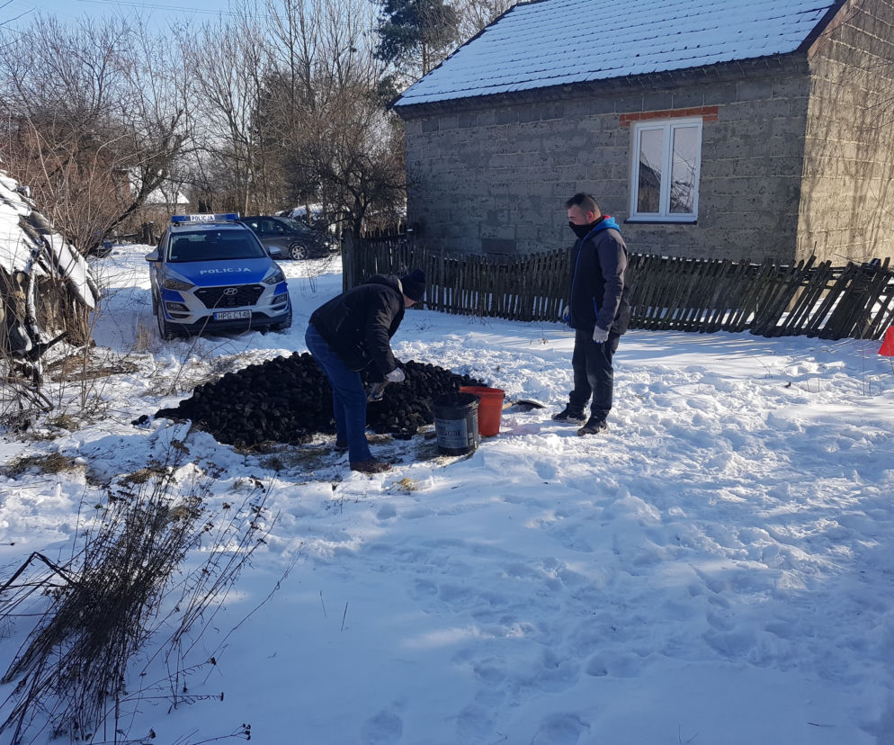 Dzielnicowi ze Szczucina pomogli parze staruszków