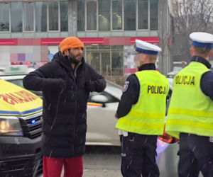 Znany aktor świadkiem kraksy w al. Niepodległości. BMW roztrzaskało zaparkowane auta