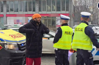 Znany aktor świadkiem kraksy w al. Niepodległości. BMW roztrzaskało zaparkowane auta