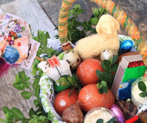 Co włożyć do koszyczka wielkanocnego? Te produkty mają szczególne znaczenie
