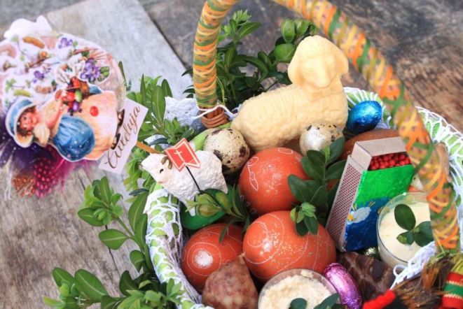Co włożyć do koszyczka wielkanocnego? Te produkty mają szczególne znaczenie