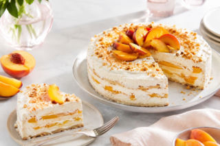 Biszkopt nie jest potrzebny. Brzoskwinie, mascarpone i ciastka po nocy w lodówce kroją się jak ciasto