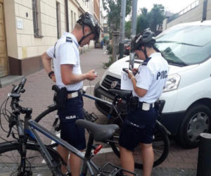 Policjantki i policjanci pilnują porządku... na rowerach