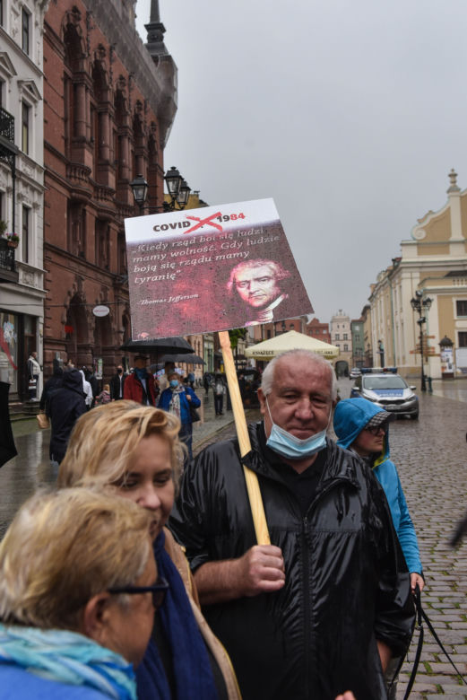 Tak wyglądał protest "Zakończyć plandemię" w Toruniu
