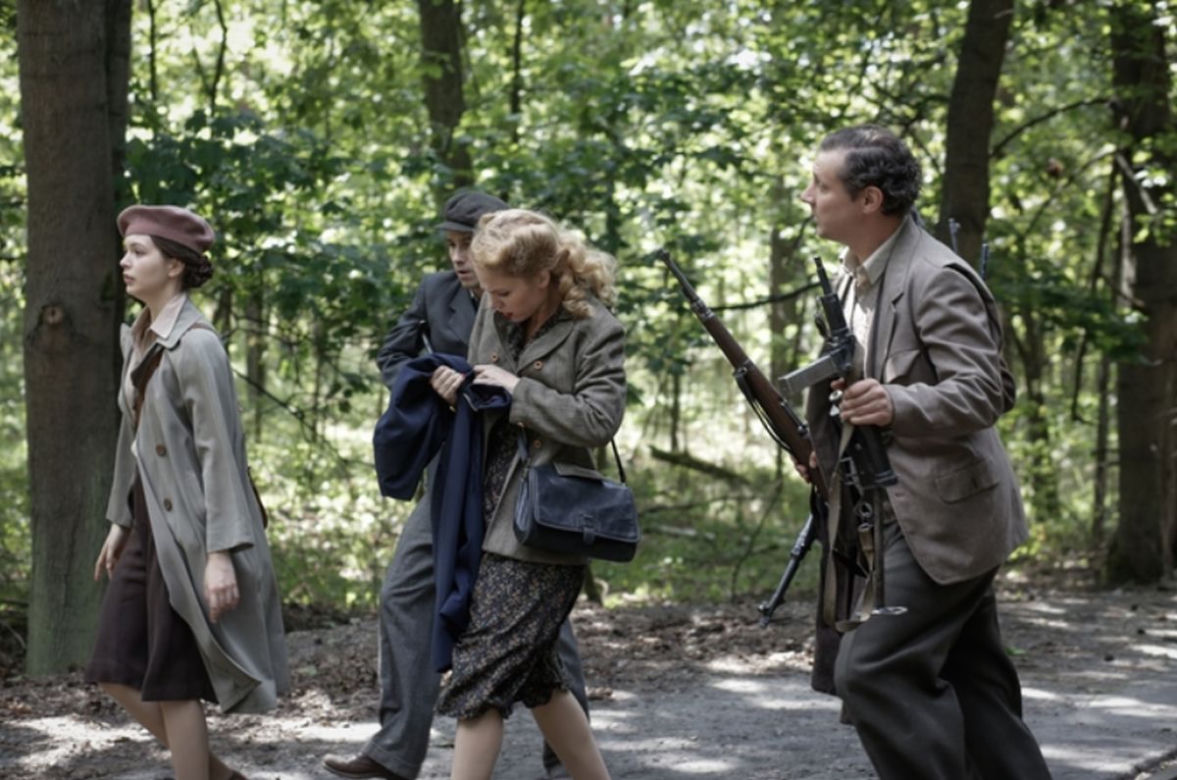Wojenne dziewczyny 4 odc. 40. Ewa (Vanessa Aleksander), Nitka (Maja Szopa), Zyga (Piotr Nerlewski), Olek (Wojciech Solarz)