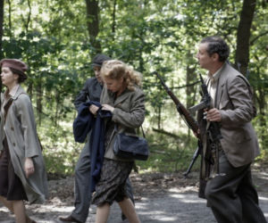 Wojenne dziewczyny 4 odc. 40. Ewa (Vanessa Aleksander), Nitka (Maja Szopa), Zyga (Piotr Nerlewski), Olek (Wojciech Solarz)