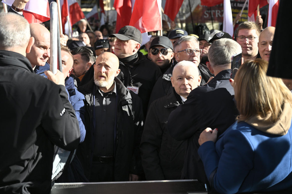 Jarosław Kaczyński w trakcie protestu przed Trybunałem Konstytucyjnym