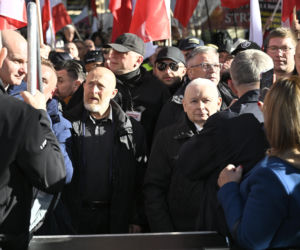 Jarosław Kaczyński w trakcie protestu przed Trybunałem Konstytucyjnym