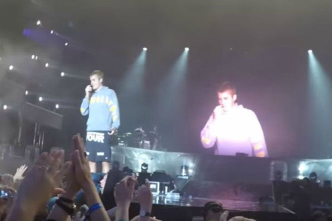 Justin Bieber ucieka przed butelką na scenie!