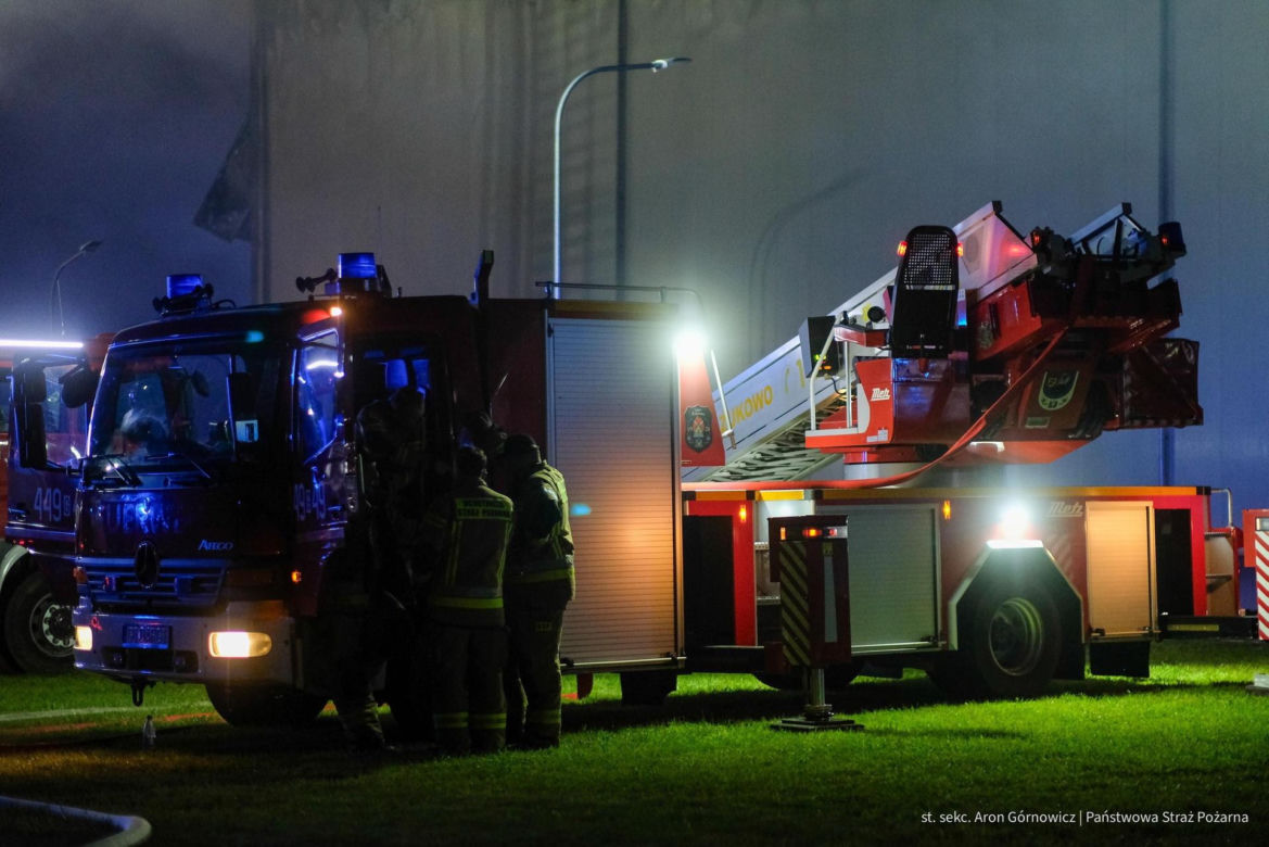  Kawle. Pożar zakładu przetwórstwa drobiowego. 120 strażaków walczy z żywiołem w czwartek, 14 sierpnia. Jeden z nich zaginął [ZDJĘCIA]