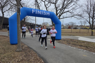 Mróz ich nie zatrzymał. Pobiegli, by upamiętnić polskich patriotów