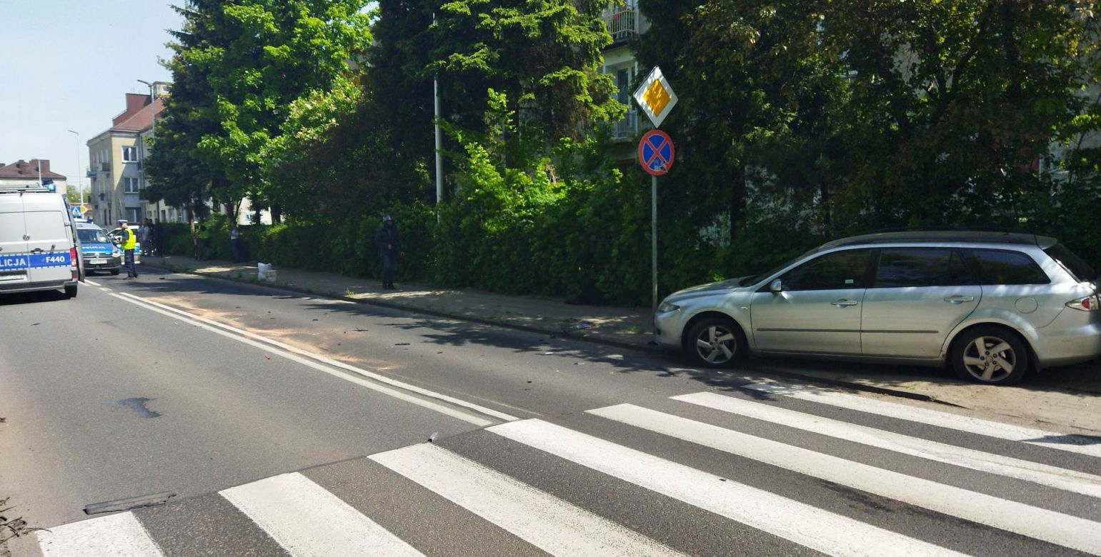 Wypadek ferrari w Piotrkowie Trybunalskim! Superauto rozbite na ul Wyzwolenia [ZDJĘCIA]