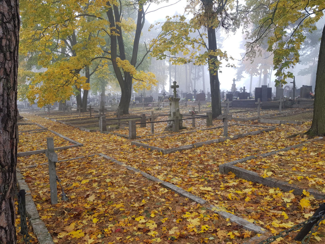 Zrobiliśmy spacer po białostockich nekropoliach. Sprawdź w jakim stanie są nagrobki historycznych postaci [ZDJĘCIA]