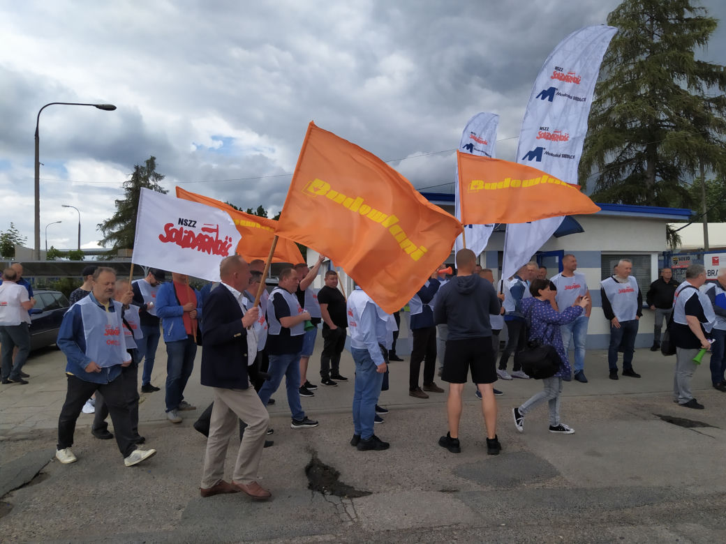 Trwa strajk generalny w Altrad Mostostal. Protestujących poparli związkowcy z Mostostalu Siedlce - zobacz zdjęcia!