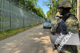 Zatrzymali auto, sześć osób uciekło. Wśród podejrzanych Polak