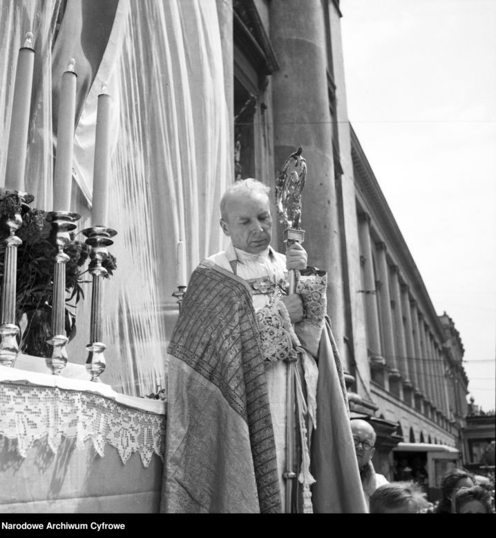 Uroczystość Bożego Ciała w Warszawie celebrowana przez Prymasa Polski kardynała Stefana Wyszyńskiego - 1957 rok
