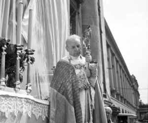 Uroczystość Bożego Ciała w Warszawie celebrowana przez Prymasa Polski kardynała Stefana Wyszyńskiego - 1957 rok
