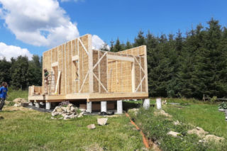 Dom z prefabrykatów drewniano-słomianych
