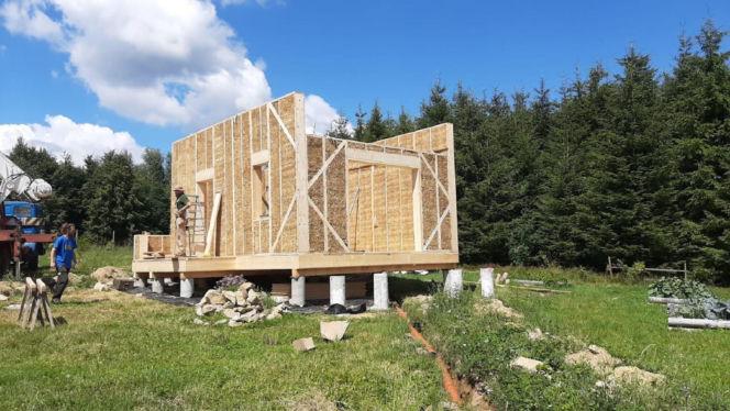 Dom z prefabrykatów drewniano-słomianych