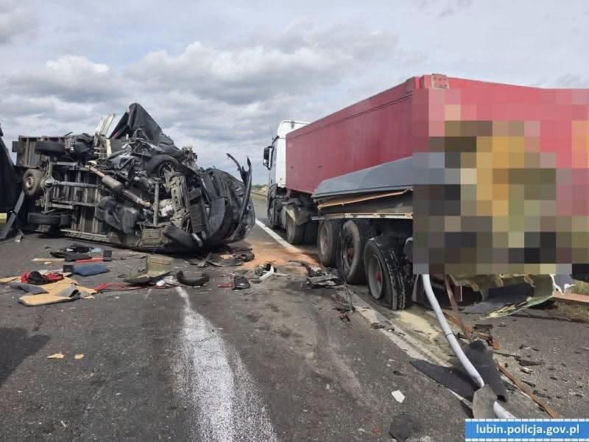 Wypadek na S3 na Dolnym Śląsku. Bus uderzył w ciężarówkę