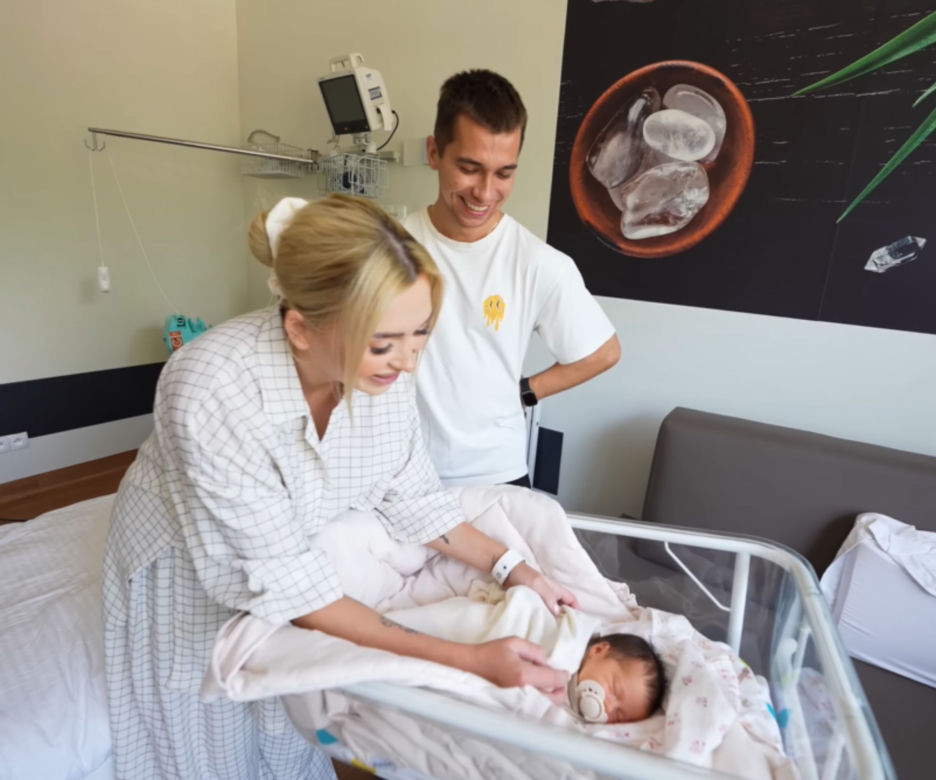 Friz i Wersow po raz pierwszy pokazali twarz córki. Tak wygląda dziecko Karola Wiśniewskiego!