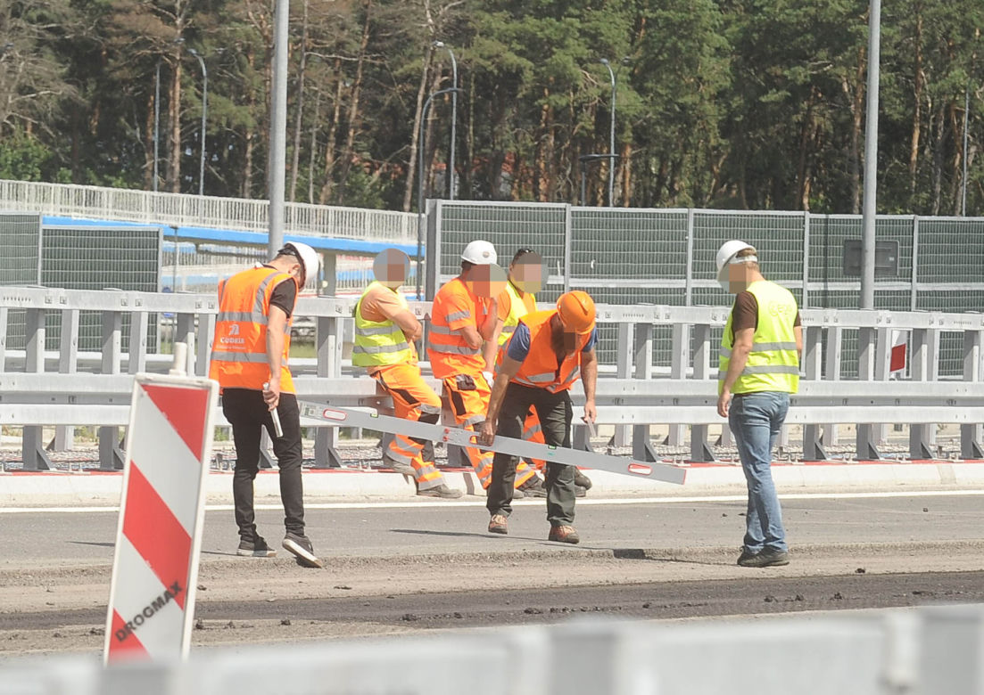 Zrywają asfalt na nowym moście. Skandal na POW