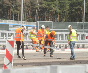 Zrywają asfalt na nowym moście. Skandal na POW