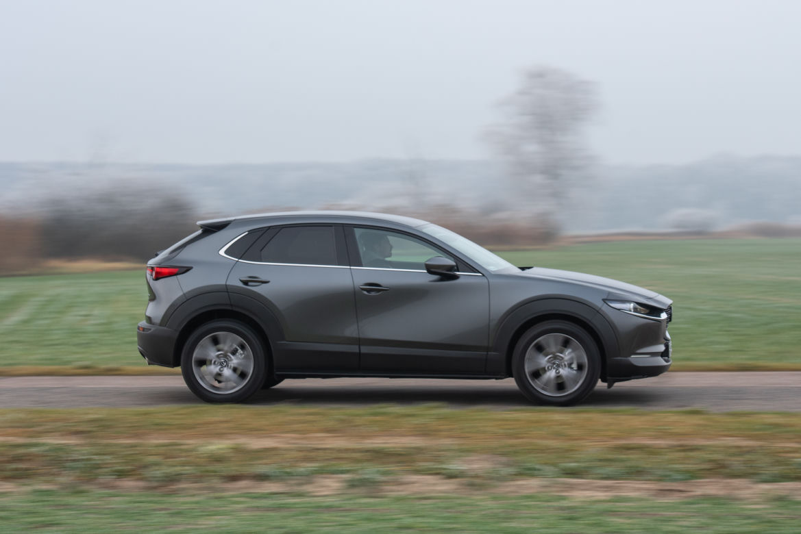 Toyota C-HR 2.0 Hybrid Dynamic Force 184 KM e-CVT vs Mazda CX-30 Skyactiv-X 180 KM 6MT AWD