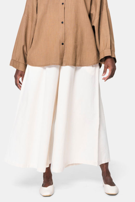 Spodnie culotte to must have tego lata. Jak je nosić w modnym stylu? 