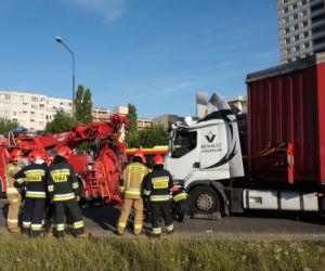 Kolejna ciężarówka rozbiła się przed wiaduktem
