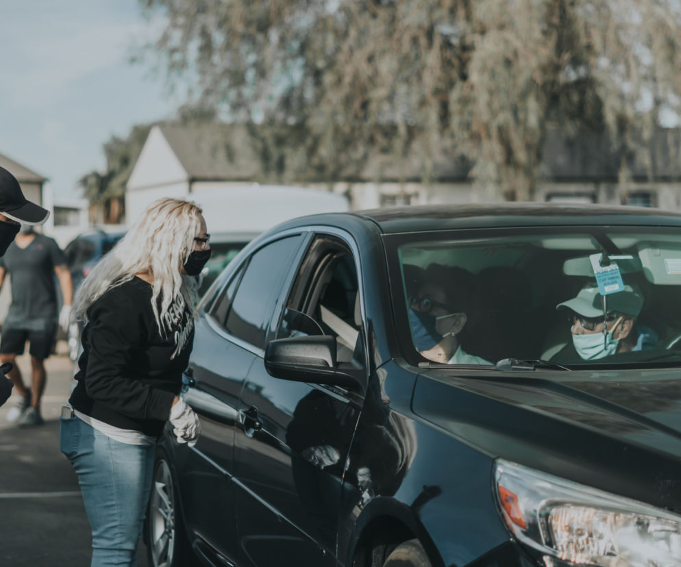 Punkty szczepień drive thru mają zacząć pojawiać się w drugim kwartale 2021 roku  