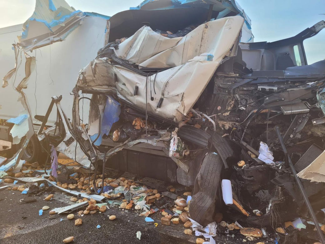 Zderzenie dwóch ciężarówek na S10 w Zielonce. Dwie osoby ranne [ZDJĘCIA]