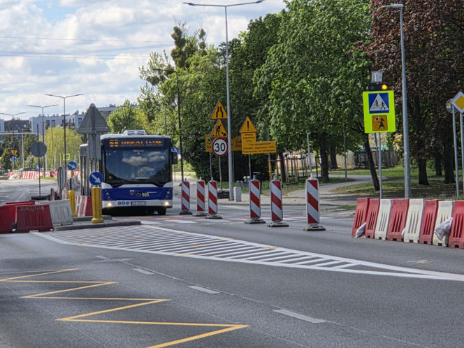 Tak się teraz jeździ na osiedlu Leśnym w Bydgoszczy. Nowa organizacja ruchu na ul. Sułkowskiego!