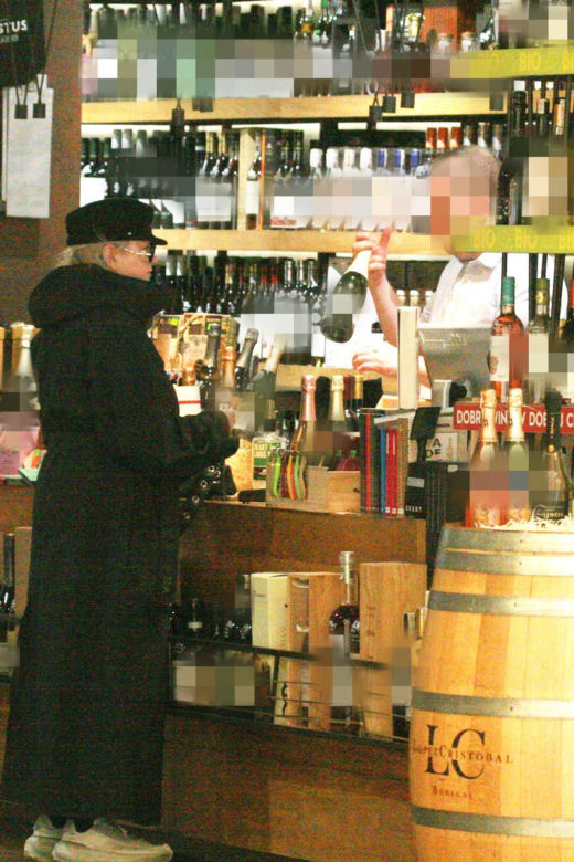Katarzyna Figura ukrywa się w alkoholowym