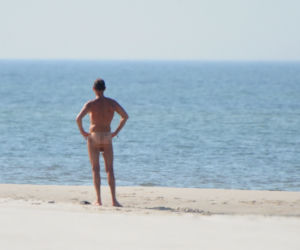 Jan Maria Jackowski na plaży